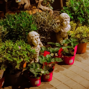 Statua Classica Grande per Esterni, Design Occidentale, Impermeabile, Verniciata, Resistente ai Raggi UV, Eco-Friendly - Product Image 1
