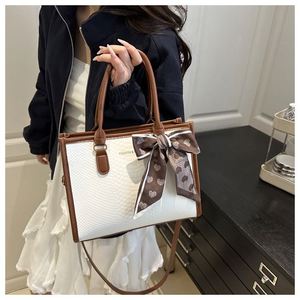 I-0267 Trendy Shoulder & Crossbody <b>Tote</b> <b>Bag</b> Chains Single Strap Fashionable Versatile Women's Handbag for Summer/Autumn/Winter - Product Image 6