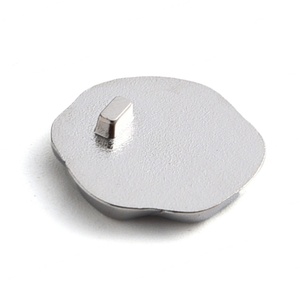 Badge en métal de forme d'enveloppe, couleur argent, avec logo en relief, design simple et créatif, étiquette de type scutcheon - Product Image 4