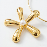 Collier ras du cou tendance avec pendentif fleur en alliage plaqué or 18 carats et perles d'imitation, bijoux de mode en gros personnalisables
