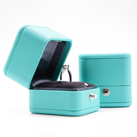 Boîte de rangement de bijoux de luxe personnalisée en cuir PU bleu satiné avec logo, fermoir à bouton carré gaufré, pour bagues, pendentifs et colliers