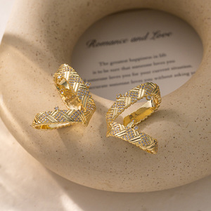 Boucles d'oreilles à clip géométriques en or avec incrustation de zircon pour femmes, bijoux tendance - Product Image 4