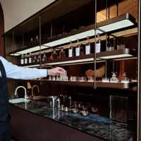 Étagère à vin suspendue au plafond en métal Royal avec éclairage LED, étagères métalliques multi-niveaux, présentoir à vin moderne pour salon/bar de luxe