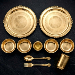 Juego de Platos Redondos de Latón Vintage con Patrón de Plantas Grabado, Vajilla Metálica Hecha a Mano para Regalo de Boda y Uso Doméstico - Product Image 1