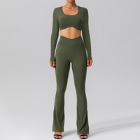 Ensemble de sport et yoga 2 pièces pour femme : Crop top à manches longues et dos ouvert, pantalon évasé taille haute à fente, extensible, pour l'entraînement et le fitness