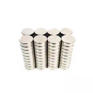 10 x4 מ "מ מגנט neodymium סופר 10 מ" מ x <span class=keywords><strong>4</strong></span> מ "מ מגנטים תעשייתיים 10 x4 מ" מ קבוע דיסק מגנטי עגול קטן 10*<span class=keywords><strong>4</strong></span> מ "מ - Product Image 6