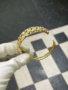 Bracelet manchette plaqué or à motif floral avec perles, style classique, serti clos, imitation perle indienne, bijoux de mariage pour femme - Product Image 4