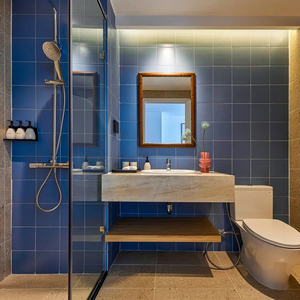 Mobile <span class=keywords><strong>Bagno</strong></span> Commerciale Antiumidità in Pietra con Ripiano Inferiore in Legno - Arredo <span class=keywords><strong>Bagno</strong></span> di Lusso per Hotel Balneari - Product Image 1