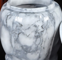 Urnes de crémation en marbre et en pierre naturelle d'onyx vert clair assorties fabriquées à la main pour contenir les cendres humaines et animales