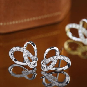 Orecchini a Perno Semplici a Forma di Triangolo e Cuore per Donne, Design con Linee Intrecciate, Accessori per Orecchie - Product Image 1