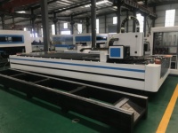 Machine de découpe laser à fibre automatique de table HuaXia avec contrôle Cypcut, puissance 500W-4000W, vitesse de coupe 80-140m/min pour le métal