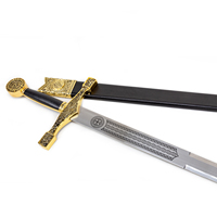 Espada Templaria Medieval de 122 cm con Empuñadura Cruzada y Emblema Religioso 	 Accesorios Metálicos Tallados y Bañados en Oro para Colección
