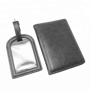 Coffret cadeau de voyage personnalisé Initiales embossées <span class=keywords><strong>Porte</strong></span>-<span class=keywords><strong>passeport</strong></span> et étiquette de bagage <span class=keywords><strong>en</strong></span> <span class=keywords><strong>cuir</strong></span> - Product Image 3