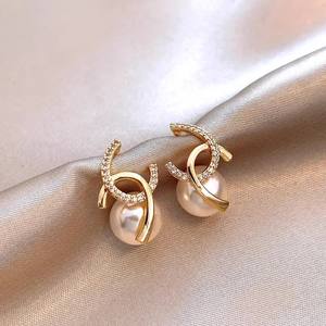 Vente en gros de boucles d'oreilles en argent avec perle blanche et aiguille Boucles d'oreilles de mode pour femmes - Product Image 1