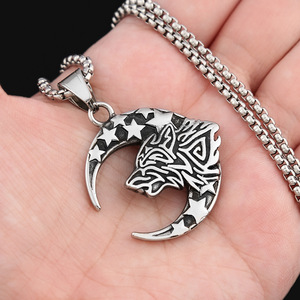 Yunnique – collier avec pendentif tête de loup en acier inoxydable, design étoile et lune, cadeau pour hommes - Product Image 4