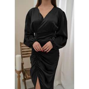 Vestido negro de satén con cuello en V, abertura y mangas abullonadas para la noche - Product Image 1