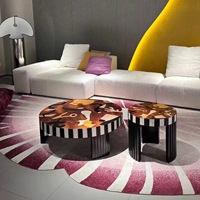 Table basse de salon en bois massif style designer italien vintage avec motifs graffiti de luxe