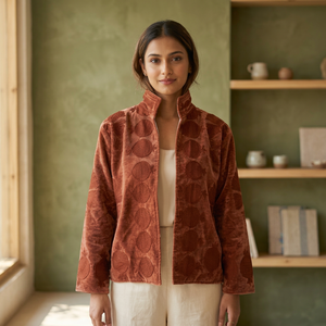 Chaqueta de terciopelo bordada color marrón óxido para mujer, chaqueta de moda con cuello alto y estampado floral tonal, manga larga, venta al por mayor - Product Image 3