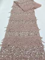 Tulle de luxe à franges horizontales en maille, orné de cristaux et de sequins de tailles variées, brodé de perles, pour robes de haute couture et tenues de soirée.