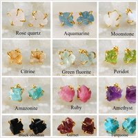 Boucles d'oreilles clous minimalistes en laiton plaqué or 18 carats avec pierre de naissance brute irrégulière, cristal de guérison, bijou quotidien, cadeau pour elle