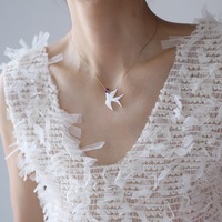 Collier minimaliste avec pendentif hirondelle en nacre, hypoallergénique, chaîne de clavicule réglable en acier inoxydable pour usage quotidien décontracté