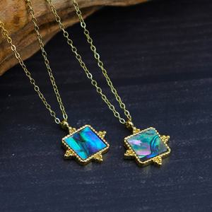 Collier vintage français en acier inoxydable plaqué or 18 carats pour femme, pendentif en coquille d'ormeau naturelle, chaîne à griffes, coloré, pour mariages - Product Image 2