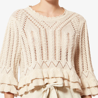 Haut court en tricot torsadé et crocheté, à col festonné personnalisé, double volant et découpes, pour les vacances à la plage, style décontracté, par un fabricant de vêtements