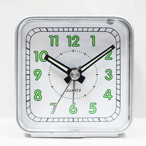 Réveil analogique miniature carré argenté de 2,5 pouces de qualité supérieure avec cadran lumineux pour une utilisation portable - Product Image 2