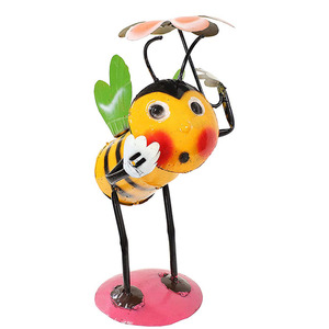 Statue d'art en métal d'abeille et de fleur d'extérieur - Sculpture peinte à la main pour jardin, pelouse, paysage et maison - Product Image 1