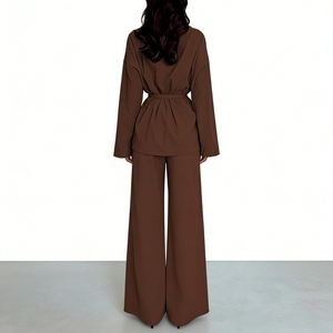 เสื้อเบลาส์คอวีสำหรับผู้หญิง แขนยาวดีไซน์หรูหรา พร้อมดีเทลผูกโบว์ จับคู่กับกางเกงขายาวทรงกว้างทันสมัย - ชุดแฟชั่น 2 ชิ้น - Product Image 4