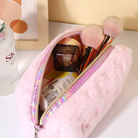 Pochette Cosmétique en Peluche Douce et Moelleuse avec Lettres KISS, Trousse de Maquillage Mignonne en Fourrure, Sac de Voyage Portable à Fermeture Éclair avec Dragonne