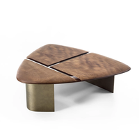 Ensemble de table basse triangulaire de style moderne avec plateau en bois et base en acier inoxydable pour salon