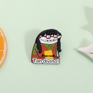 Spilla Smaltata del Personaggio della <span class=keywords><strong>Serie</strong></span> <span class=keywords><strong>TV</strong></span> Commedia Americana Tan Divino, Distintivo 'Ugly Girl' per Borsa, Gioielli all'Ingrosso - Product Image 2