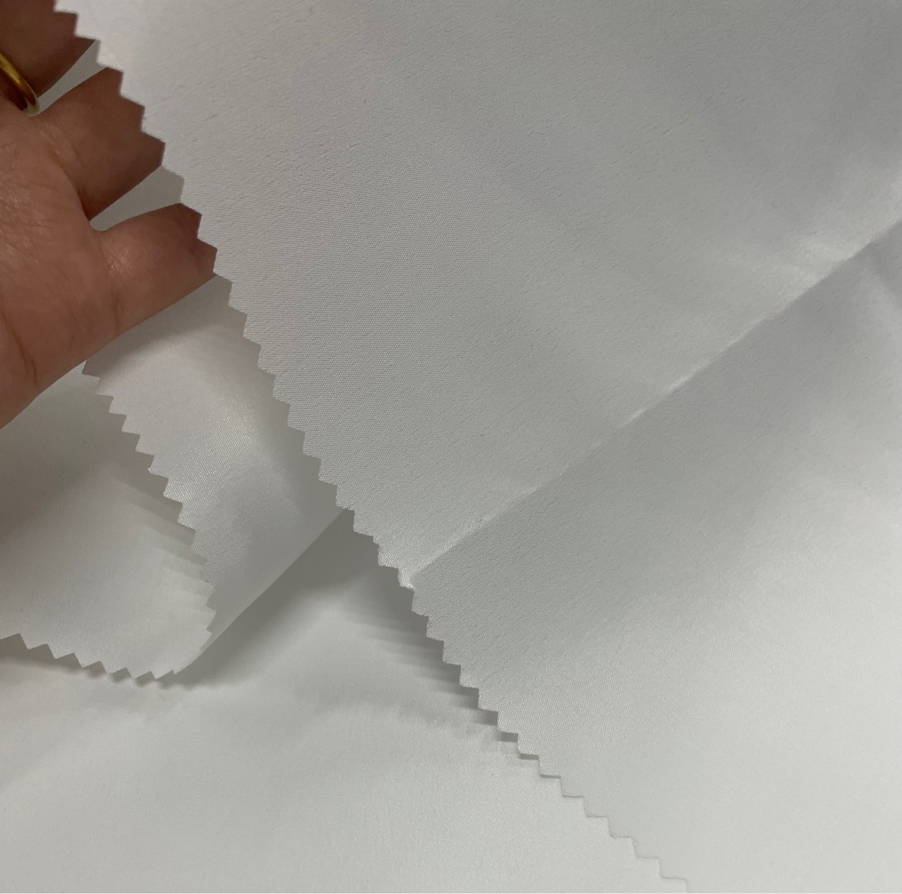 Stock White Peach Skin Velvet Fabric for School Backpack 120gsm Non-Sanding Plain Polyester Lining Weft Knitted Pocket Bag