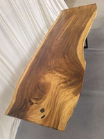 Table de salle à manger en bois massif de style moderne avec plateau en bois massif à bords naturels