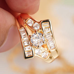 Anillo de Diamantes A194 en Oro Amarillo, Corte Brillante Redondo, Diamante Natural de Compromiso para Mujer, Color G, con Piedras Laterales - Product Image 2