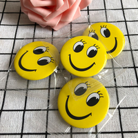 Badges en métal de haute qualité, personnalisables avec logo imprimé UV, forme ronde, motif souriant, avec épingle de sécurité