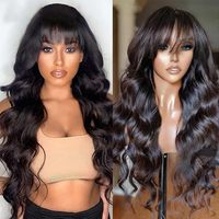 Perruque de qualité supérieure entièrement fabriquée à la machine avec frange, ondulations naturelles, couleur naturelle, densité 150%, cheveux humains alignés dans le sens des cuticules