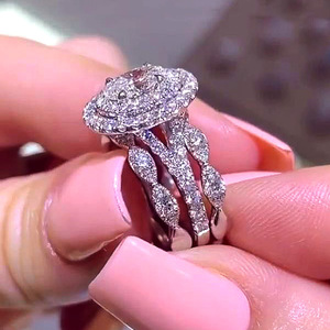 Anello in cristallo a forma ovale per donna, accessori minimalisti ed eleganti per la moda quotidiana e per le feste - Product Image 2