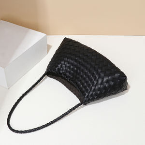 女包品牌批发<span class=keywords><strong>2025</strong></span>新款肩斜跨法式ins风格手工编织袋肩手持小方包 - Product Image 4