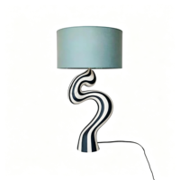 Lampe de bureau moderne de luxe au design abstrait géométrique en résine avec LED et abat-jour en tissu, design simple pour salon