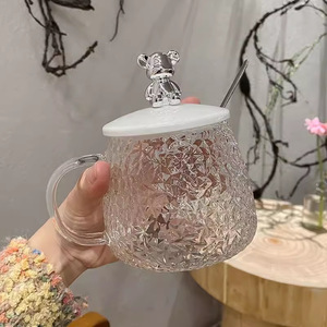 Taza de cristal transparente al por mayor con diseño de oso, taza de cristal con textura de martillo, taza de té para oficina y hogar con tapa de oso y cuchara - Product Image 4
