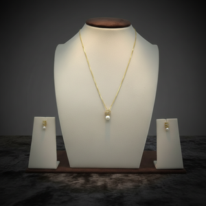 Conjunto de Collar Clásico de Oro con Colgante de Bola Texturizada, Perla Colgante y Pendientes a Juego para Ocasiones Nupciales - Product Image 2