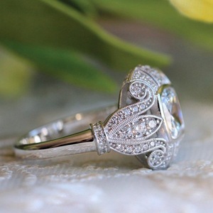 Anello con pavé in tonalità oro bianco per donna, elegante gioiello da dito alla moda - Product Image 2