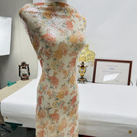 Tela de Lentejuelas Floral Color Crema Elegante de Alta Calidad, con un Delicado Estampado Floral y un Acabado Brillante para Vestidos