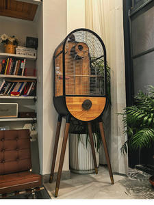 Elegante grote houten vogelhuisje met printpatroon, met een elegant dak en voederbak - Product Image 3