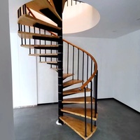 Code du bâtiment VIKO : rampes d'accès intérieures modernes, marches en bois, escaliers en colimaçon