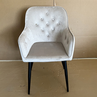 Fauteuil de loisirs moderne de luxe en velours capitonné avec accoudoirs, pieds en chrome doré, revêtement en poudre et éponge pour mobilier de salon