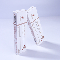 Emballage cosmétique minimaliste personnalisé en kit plat, boîtes en papier à rabat inversé imprimées en blanc et rouge pour sérum