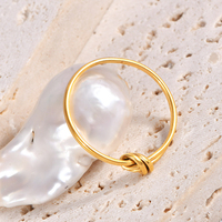 G3961 Vente en gros de bagues en acier inoxydable plaqué or 18 carats avec nœud torsadé pour femmes Bagues de bijoux tendance design échantillon